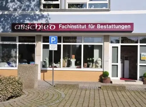 Bild des Schaufensters vom Bestattungsinstitut Abschied. Niederlassung Neutraubling.