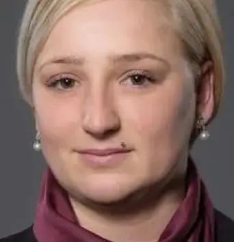 Portraitbild von Sandra Handl. Beratung und Betreuung bei ABSCHIED Fachinstitut für Bestattungen GmbH, Bestattungsunternehmen in Regensburg, Neutraubling, Pentling und Berhardswald.